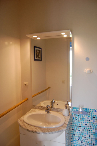 Bathroom 5, Château Le Souley, Gironde