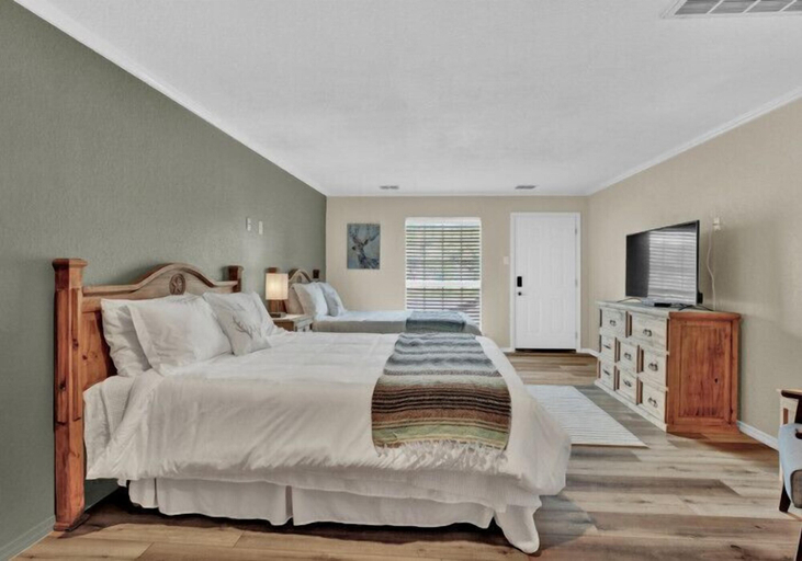 Bedroom 5, Maven's Inn & Grill, Comal