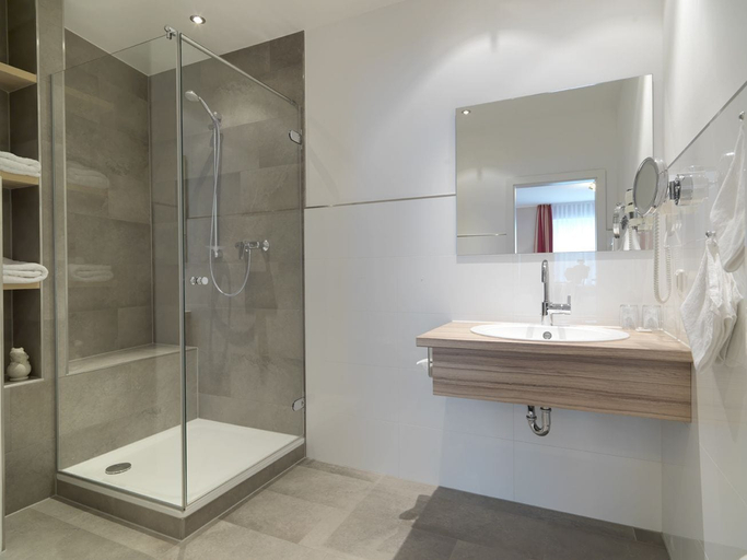 Bathroom 5, Hotel Hansa, Herford