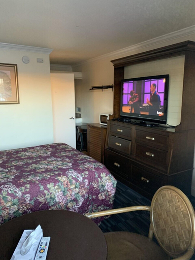Bedroom 4, Economy Inn Monterey, Monterey