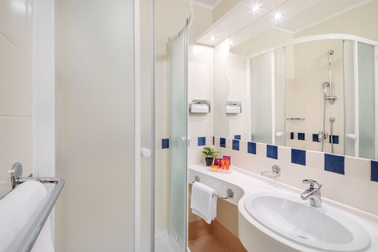 Bathroom 5, Valamar Diamant Hotel, Poreč