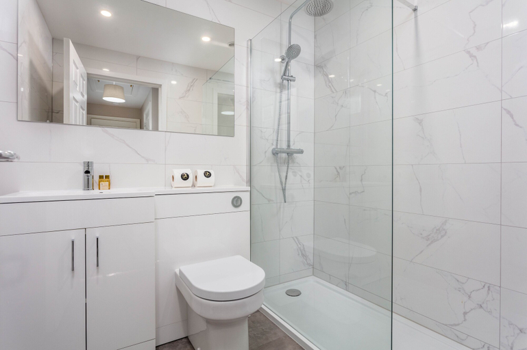 Bathroom 3, Marlborough Court - Donnini Apartments, South Ayrshire