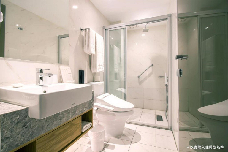 Bathroom 4, The Carlton, Taichung
