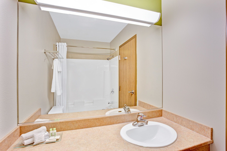 Bathroom 4, Super 8 by Wyndham St-Jerome, La Rivière-du-Nord