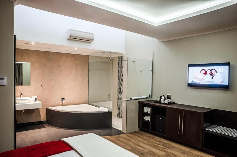 Bedroom 3, Hotel Savoy and Conference Centre, O.R.Tambo