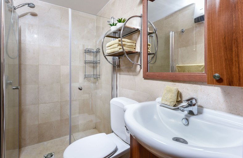 Bathroom 5, Deluxe 3 BD Marina Apartment in Herzylia