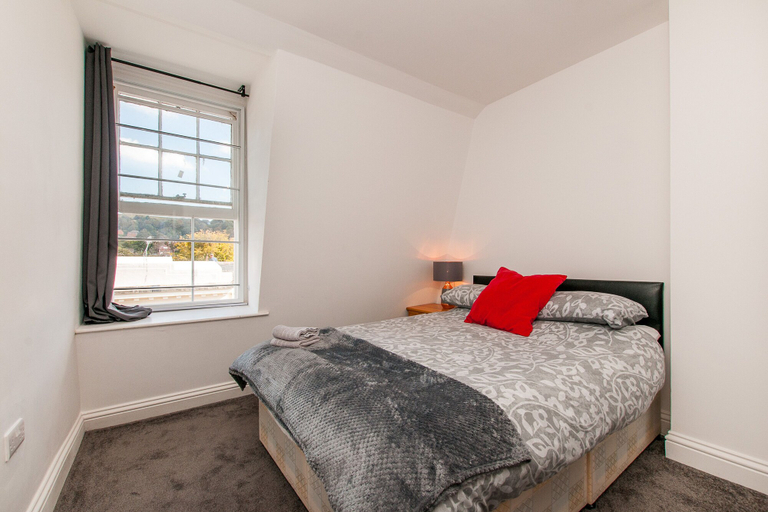 Others 5, 2 Bed Flat in Pedestrianized High Street, Kent