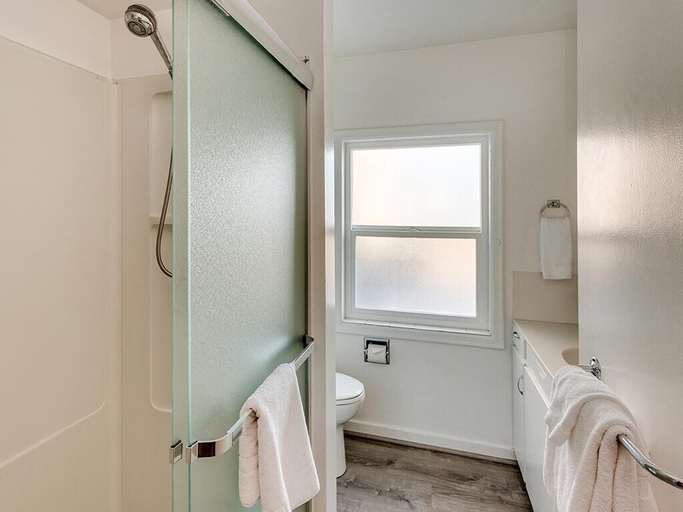 Bathroom 3, Steve's Getaway, Clatsop