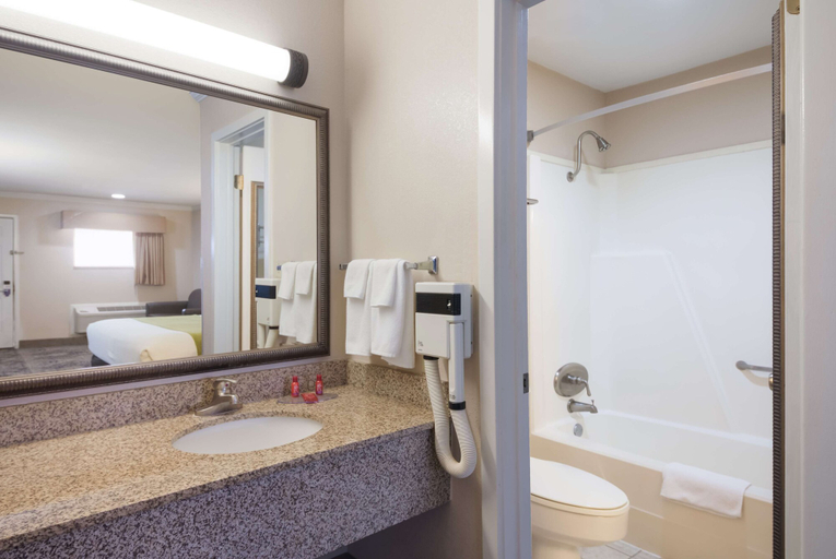 Bathroom 4, SureStay Hotel by Best Western Rockdale, Milam