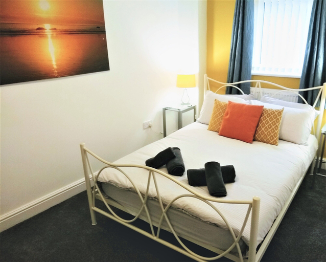 Bedroom 3, Modern Comfy 2-bedroom Flat in St Helens, Saint Helens