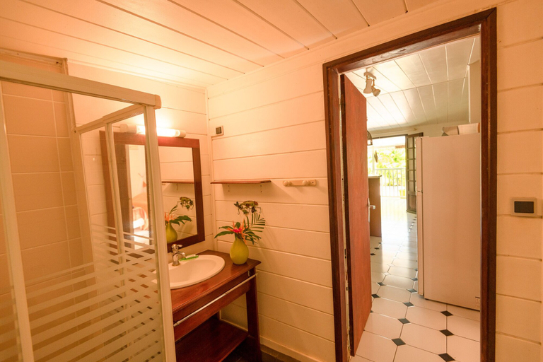 Bathroom 3, Baobab Et Palmiers, L'Étang-Salé