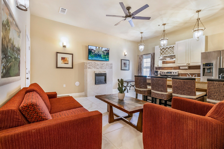 2BD Spacious condo Steps from ST Charles, Orleans