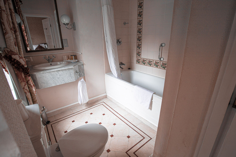 Bathroom 5, Best Western Plus Grim's Dyke Hotel, London