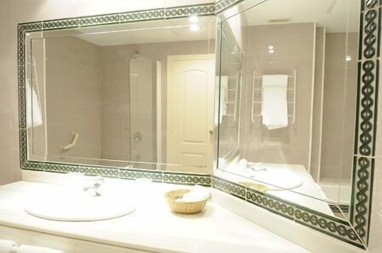 Bathroom 3, Hospedium Hotel Apartamentos Simón Verde, Sevilla
