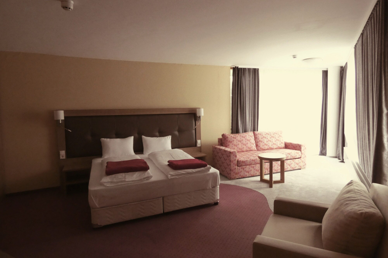 Bedroom 3, Nashira Kurpark Hotel, Calw