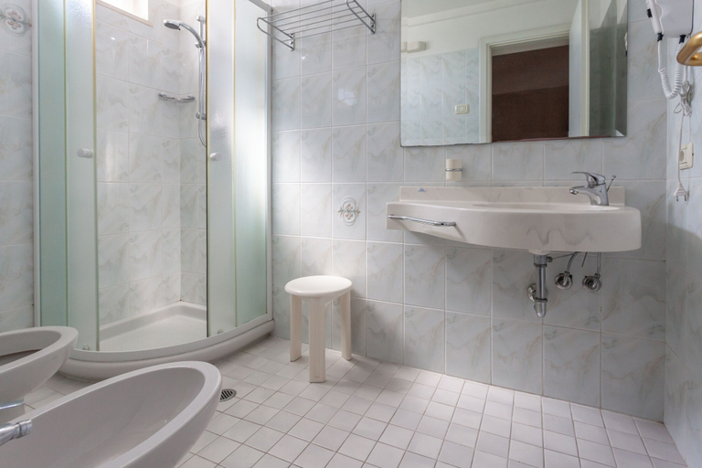 Bathroom 5, Hotel Michelangelo, Rimini