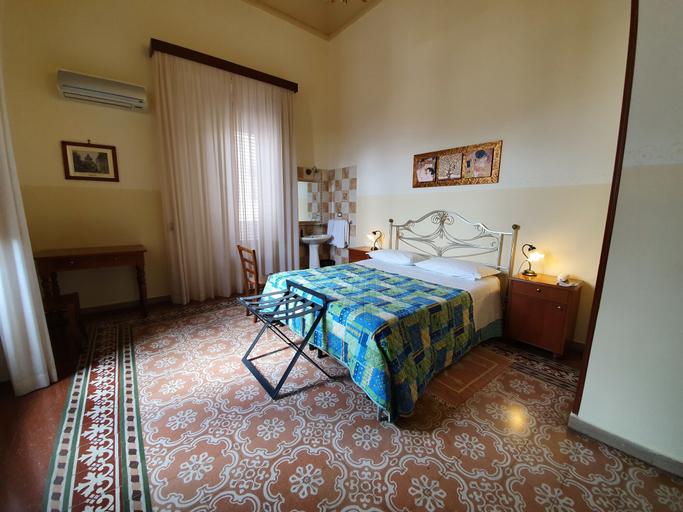 Bedroom 5, Albergo Cavour, Palermo