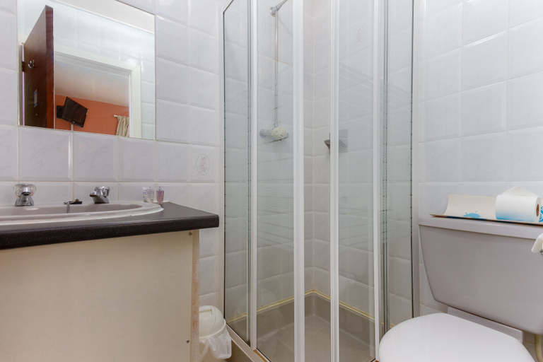 Bathroom 3, The Sandringham Court Hotel and Apartment, Blackpool