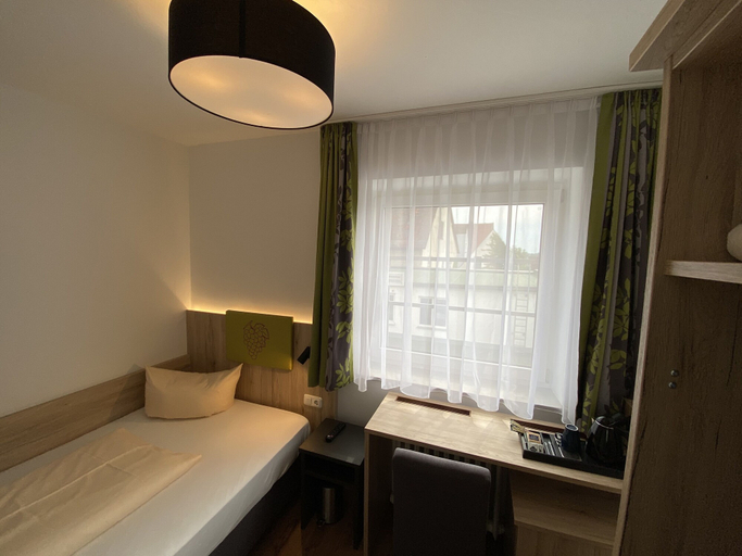 Bedroom 3, Hotel Goldene Traube, Günzburg
