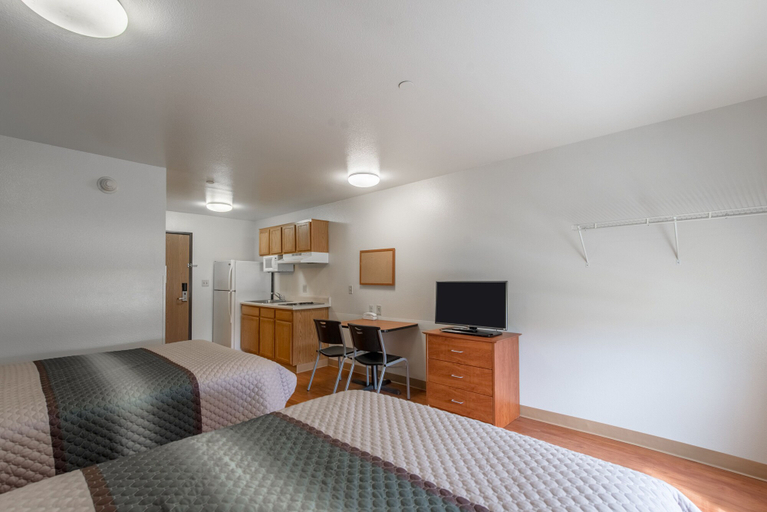 Bedroom 3, HomeTowne Studios by Red Roof Columbus, Franklin