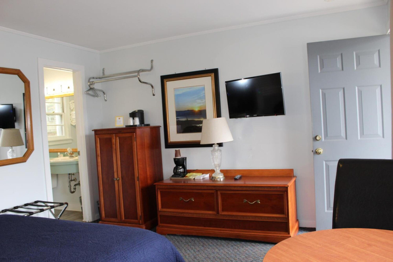 Bedroom 2, Admiral Motel, Warren