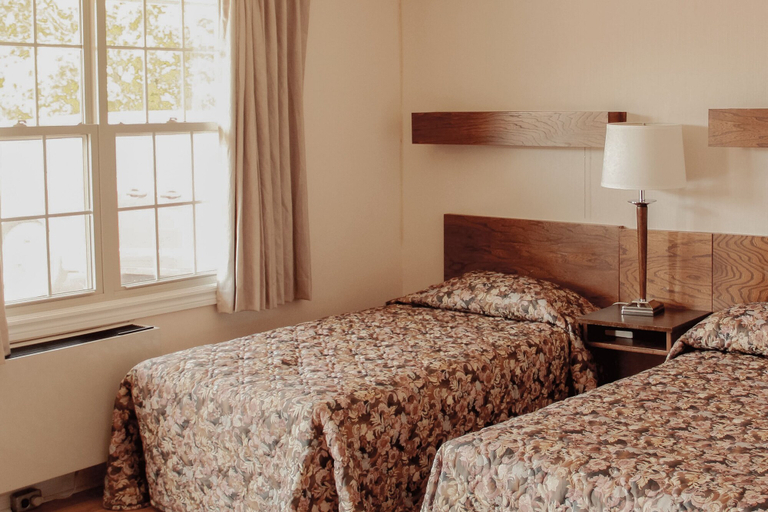 Bedroom 3, Silverwood Motel, Queens