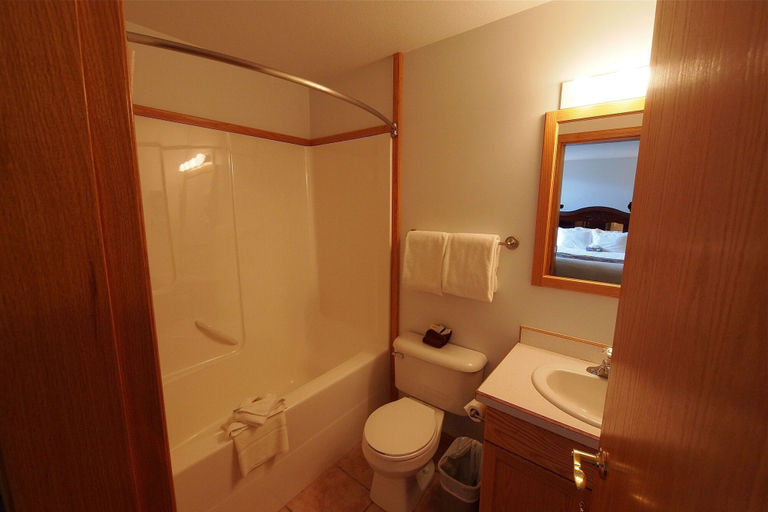 Bathroom 4, Executive House Suites Hotel & Conference Centre, Division No. 17