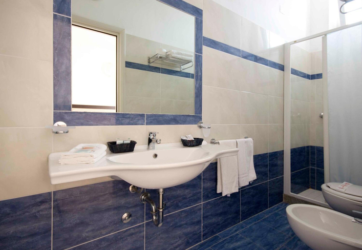 Bathroom 4, Hotel veliero, Rimini