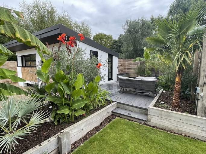 Exterior & Views 2, Maygrove Retreat - Sleeps 2 - Jacuzzi & Boat Hire, Windsor and Maidenhead