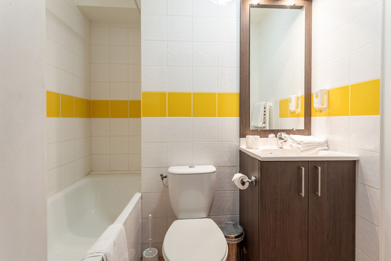 Bathroom 4, Comfort Aparthotel Nimes Centre, Gard