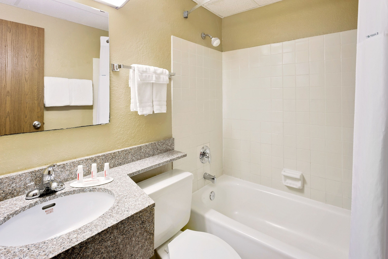 Bathroom 5, Days Inn by Wyndham Winona, Winona