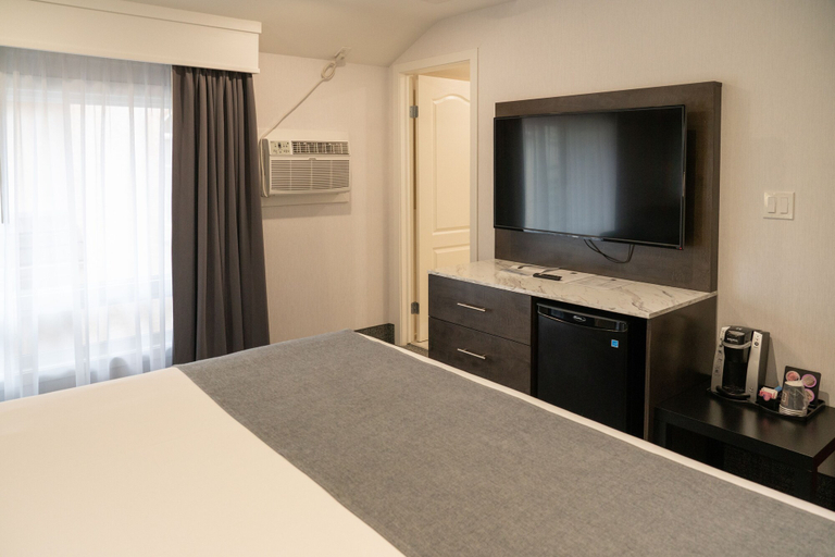 Bedroom 3, Red Carpet Inn, Division No. 15