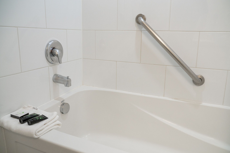 Bathroom 5, Red Carpet Inn, Division No. 15