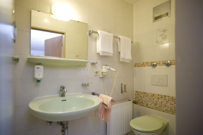 Bathroom 5, Hotel Restaurant Flora, Rhein-Kreis Neuss