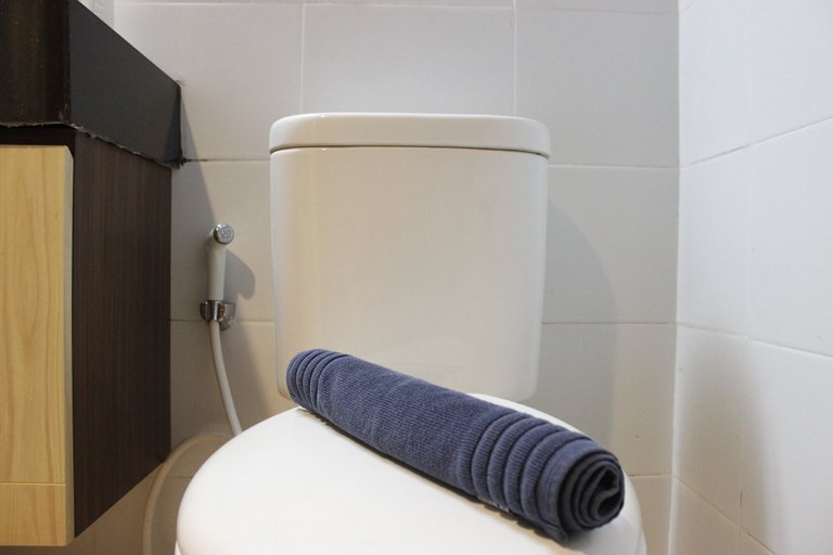 Bathroom 3, Scenic & Comfy Studio at Beverly Dago near ITB By Travelio, Bandung