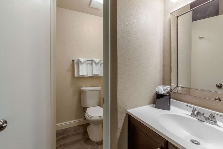 Bathroom 4, Rodeway Inn & Suites Ontario, Malheur