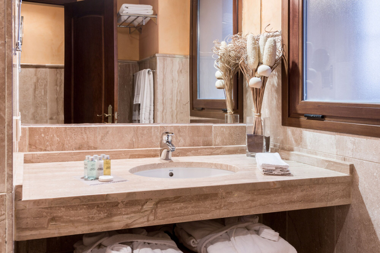 Bathroom 4, Puerta Catedral Apartments, Sevilla