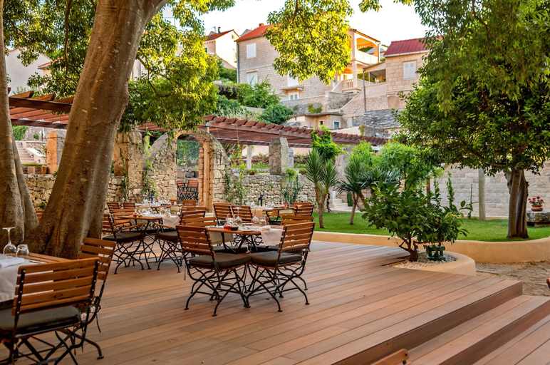 Food & Drinks 5, Puteus Palace Brac, Pučišća