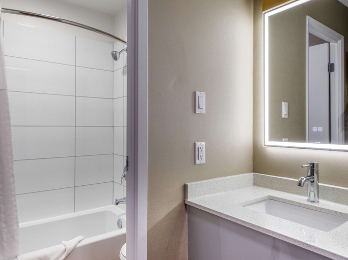 Bathroom 4, Clarion Pointe Quebec Airport, Communauté-Urbaine-de-Québec