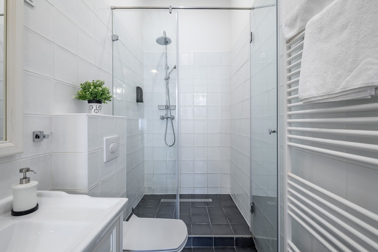 Bathroom 4, Luxurious Apartment At City Center, Budapesti