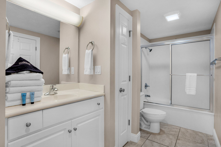 Bathroom 4, Treasure Island 1507, Bay