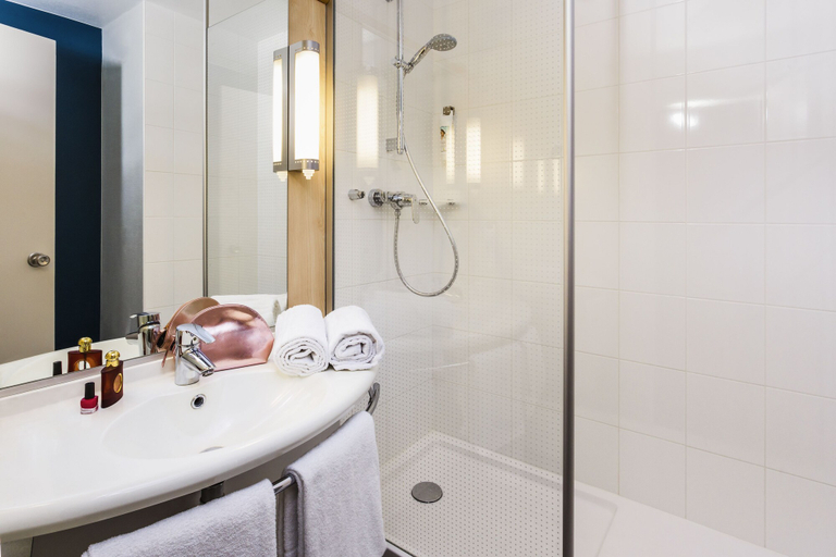 Bathroom 4, ibis Barcelona Meridiana, Barcelona