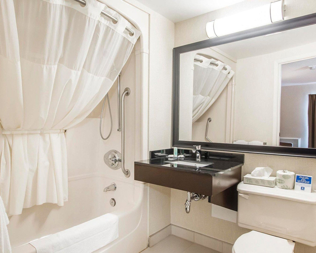 Bathroom 5, Comfort Inn Rimouski, Rimouski-Neigette