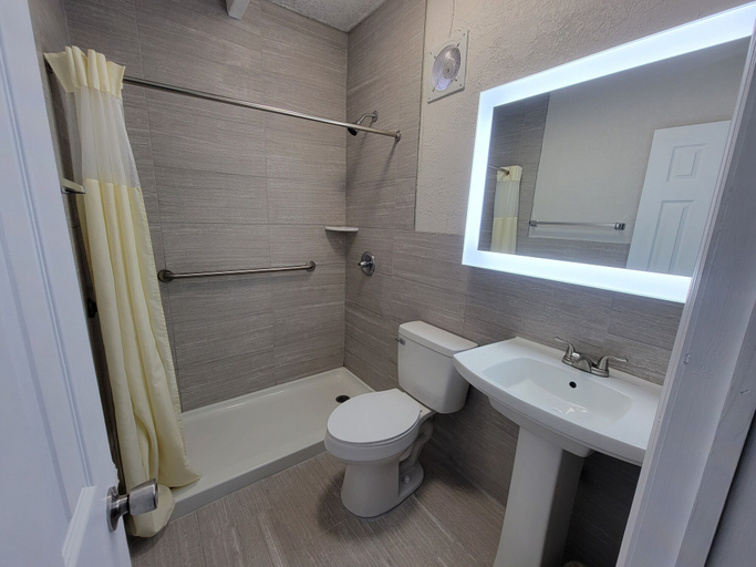 Bathroom 3, Budget Inn Winter Haven, Polk