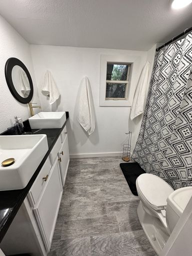 Bathroom 3, Cookies Cottage, Levy