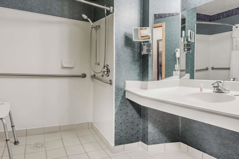 Bathroom 4, Baymont by Wyndham Mequon Milwaukee Area, Ozaukee