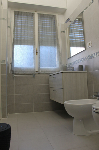 Bathroom 5, La Perla Affittacamere, La Spezia