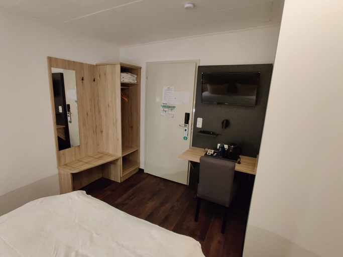 Bedroom 3, Hotel Goldene Traube, Günzburg