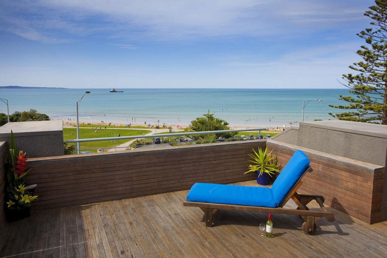 Exterior & Views 6