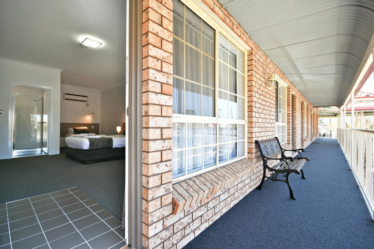 Exterior & Views 8